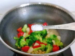 按个人口味加入盐。