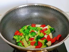 快速翻炒均匀，即可出锅。