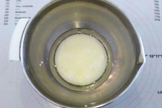 玉米油和牛奶分别称重后加入打蛋盆内，用手动打蛋器混合乳化。