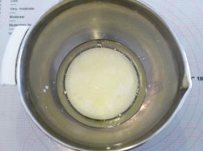 玉米油和牛奶分别称重后加入打蛋盆内，用手动打蛋器混合乳化。