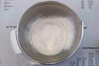 低粉筛入油奶混合物内