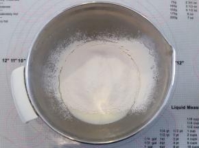 低粉筛入油奶混合物内