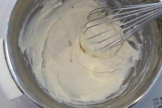 用“Z”字形刮拌均匀。