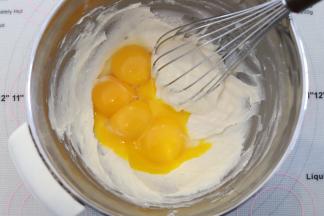 蛋白和蛋黄分离，蛋黄磕入奶油粉混合物内，蛋白放入冰箱冷冻备用。