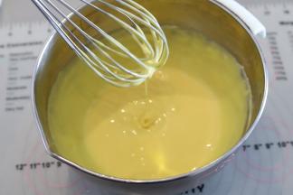 拌至顺滑的蛋黄糊。