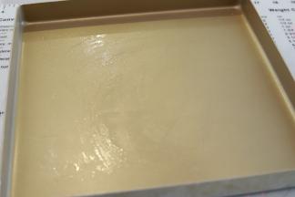 28X28的方形烤盘表面抹上一层薄薄的玉米油。