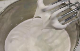 蛋清内滴入柠檬汁，分三次将细砂糖加入蛋清内，打发至8成（小弯钩）。