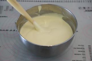 蛋白和蛋黄糊分三次用翻拌的手法混合均匀，最后的蛋糕糊细腻无明显的气泡。