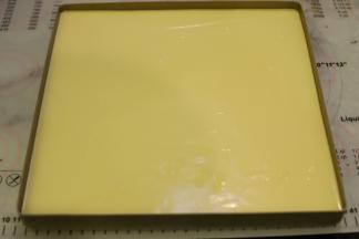 蛋糕糊倒入烤盘内，轻震去气泡。