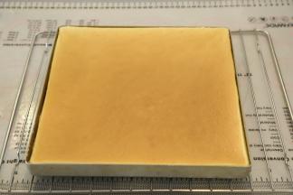 出炉轻震几下，盖上油纸倒扣出来，盖上烤盘（或盖上油纸）备用。