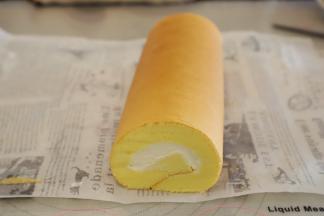 淡奶油加糖打发至裱花状态，抹在蛋糕卷反面，利用擀面杖卷好，冰箱冷藏至少1小时。