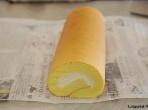 淡奶油加糖打发至裱花状态，抹在蛋糕卷反面，利用擀面杖卷好，冰箱冷藏至少1小时。