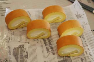 将冷藏定型好的蛋糕卷取出，平均切成5块。