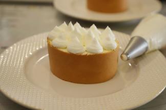 装入装有圆形裱花嘴的裱花袋内，挤在蛋糕卷上面。