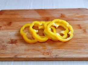 黄椒洗干净去根去籽，再切圈，切的不要宽，我做了4个圈，可以根据个人胃口增加。
