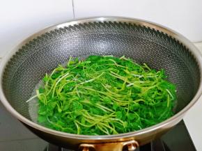 豆苗洗干净后焯水，锅中加入纯净水烧开，再下豆苗，大火再次烧开，立即捞出过冷水。