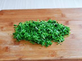 将豆苗的水分挤干，再切碎。