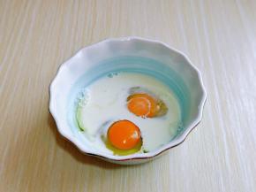 鸡蛋磕碗里，加入牛奶，用手动打蛋器打至均匀。