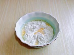 加入面粉，再次用手动打蛋器打至无干粉。