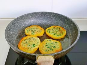 小火煎至两面金黄即可。