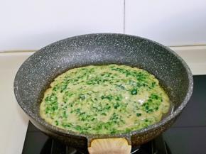 如果没有黄椒，也可以将面糊倒入平底锅中，小火煎饼。