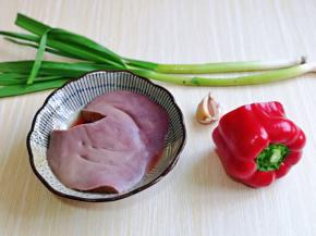准备食材，买回来的猪肝一定要泡冷水，反复泡，发现水浑浊后换清水继续泡，将血水泡出。