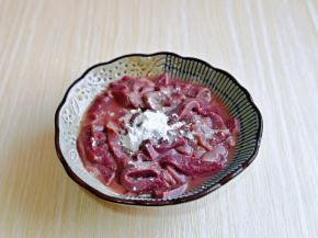 放入器具中，冷水反复冲洗，再加入面粉，抓拌均匀，放旁边静置5分钟。