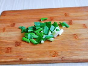 青蒜去皮，洗干净切段。
