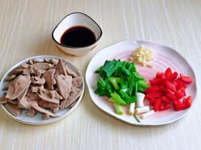 捞出后冷水反复冲洗，将猪肝上的杂质冲洗干净为止，生抽，蚝油放入小碗中，加入少许水搅拌均匀。