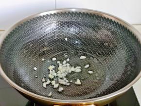 起油锅，加入切好的蒜炒香。