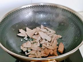 再加入猪肝翻炒均匀。