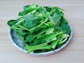 清洗好的菠菜切成寸断。