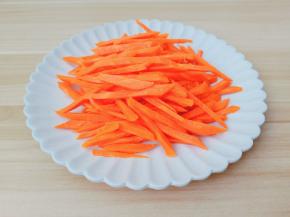 胡萝卜削皮切片再切成细丝。