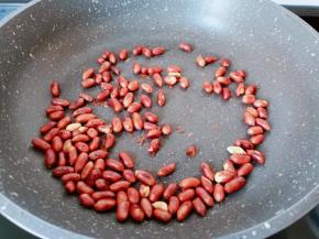 花生米冷水清洗一下，再放锅里翻炒至熟。