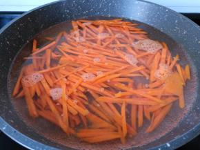 锅里水开放入胡萝卜焯水。