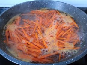 胡萝卜焯水两分钟即可捞出晾凉。