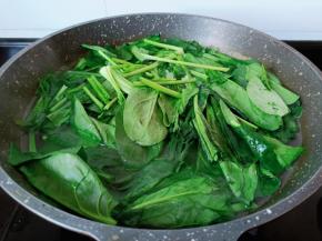 水开下菠菜段焯水。