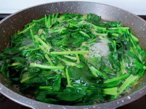 菠菜焯水两分钟捞出来挤干水份。