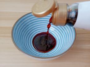 碗里放生抽2勺。