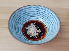 芝麻加一勺搅拌均匀。