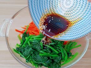 把调味料淋入菠菜里搅拌均匀。