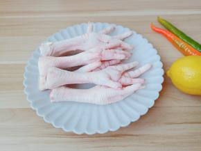 准备鸡爪与柠檬。