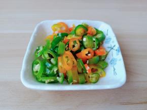 辣椒切成辣椒圈。