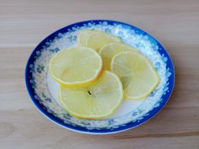柠檬切成薄片。