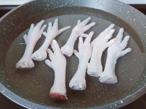 锅里发适量的清水放入鸡爪。