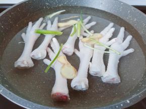 加入一点生姜片与葱段。