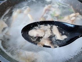 开大火焯水，焯水期间撇去浮末。