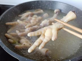 煮到鸡爪熟透就可以。