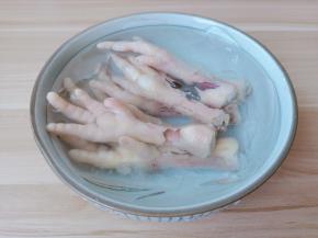 煮好的鸡爪放入冰水里。