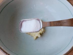 加一点蒜泥加入一勺盐。